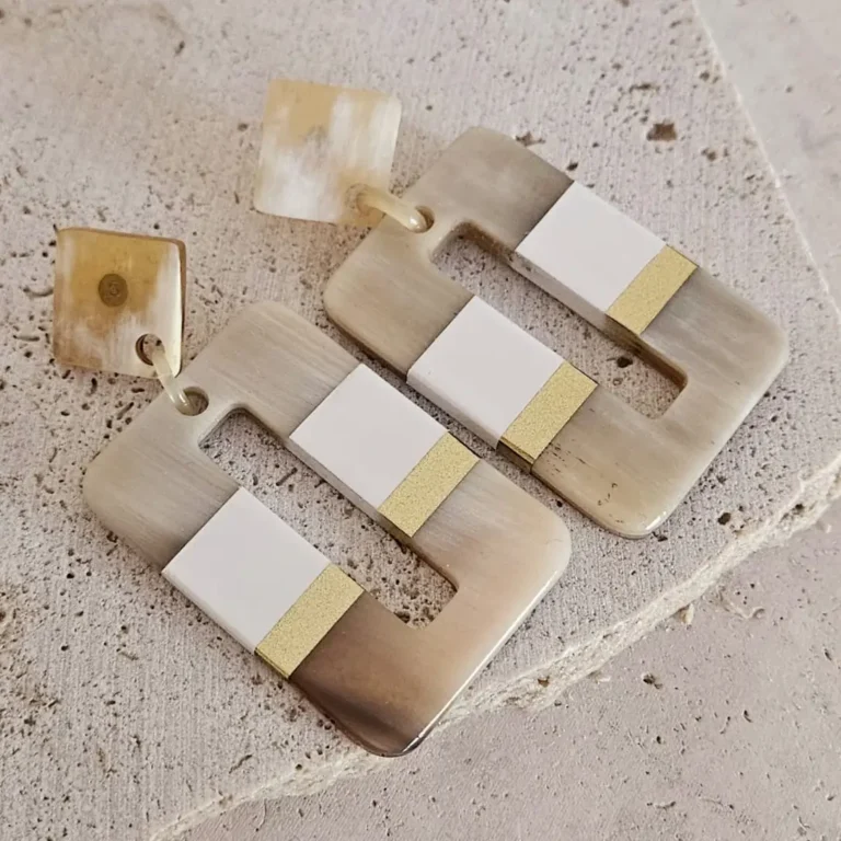 Boucles d'oreilles en corne de buffle laqué noir ou blanc – Image 4