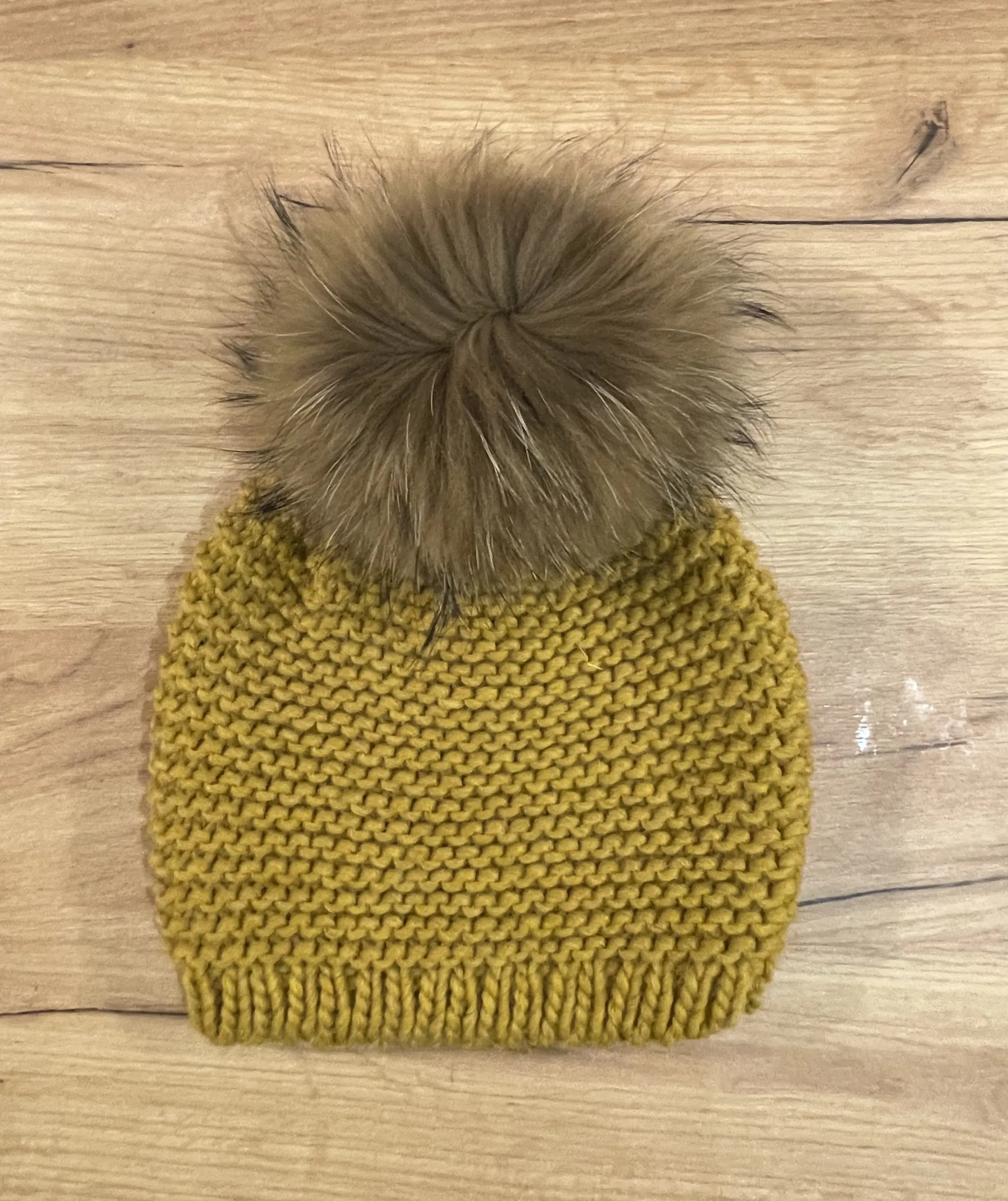 Bonnet moutarde avec pompon ☆ Collection Hiver – Shopping with Geraldine's  Style