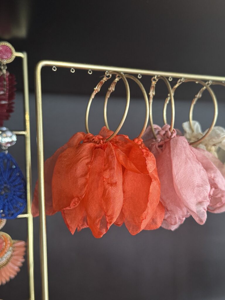 Créoles avec pétales en tissu coloré ★ Choice by Geraldine Style – Image 10