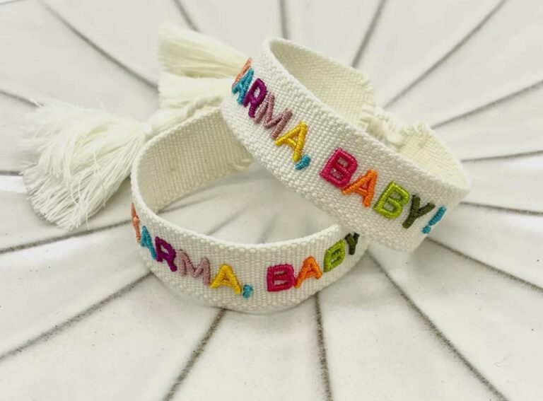 Bracelet, tissu, mantra, écriture, karma baby, multicolore, blanc, pompom