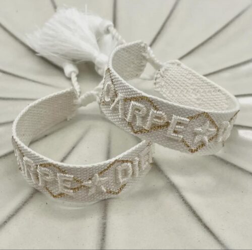 Bracelet, tissu, mantra, écriture, carpe diem, blanc, doré, pompom
