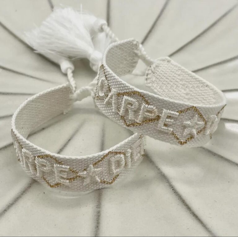 Bracelet, tissu, mantra, écriture, carpe diem, blanc, doré, pompom