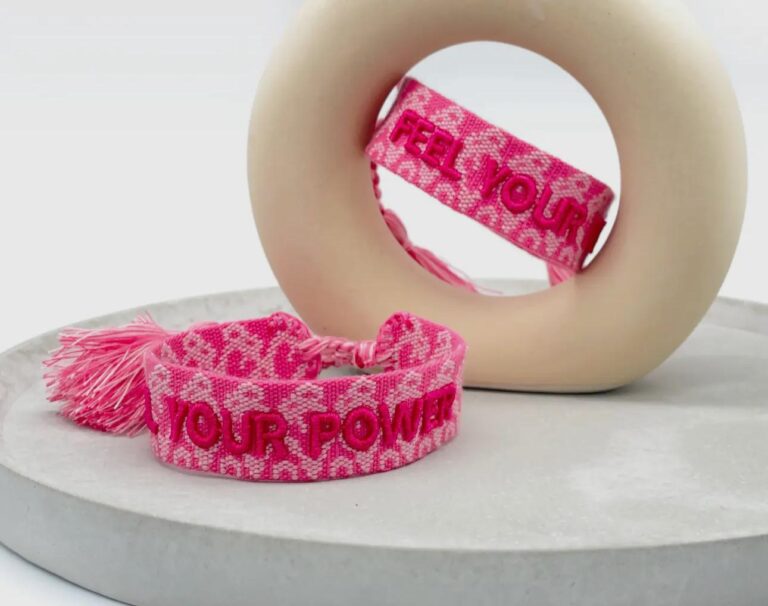 Bracelet, tissu, mantra, écriture, feel your power, rose,pompom