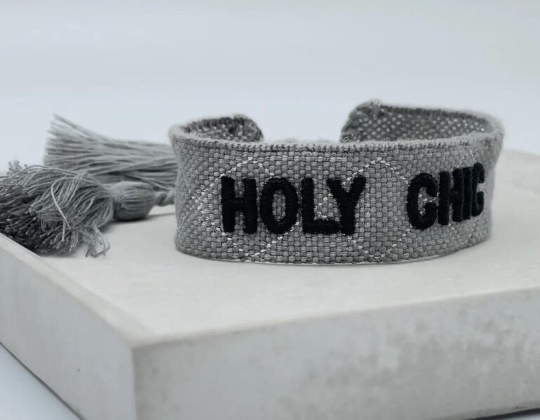 Bracelet, tissu, mantra, écriture, holy chic, gris, noir, pompom