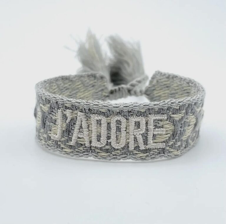 Bracelet, tissu, mantra, écriture, j'adore, gris, blanc, pompom