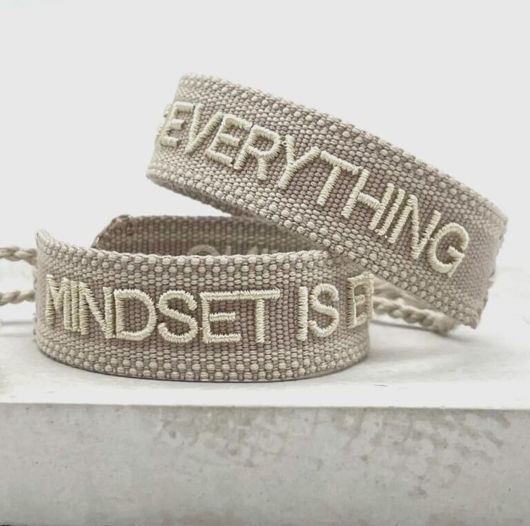 Bracelet, tissu, mantra, écriture, mindset is everything, beige, pompom