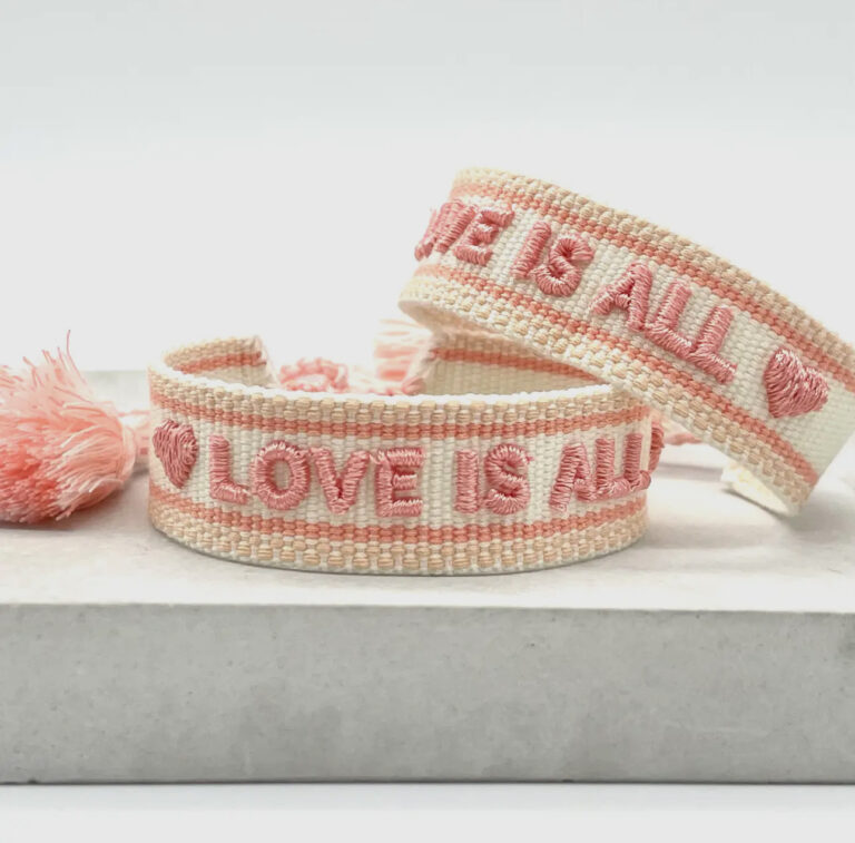 Bracelet, tissu, mantra, écriture, love is all, blanc, rose, pompom