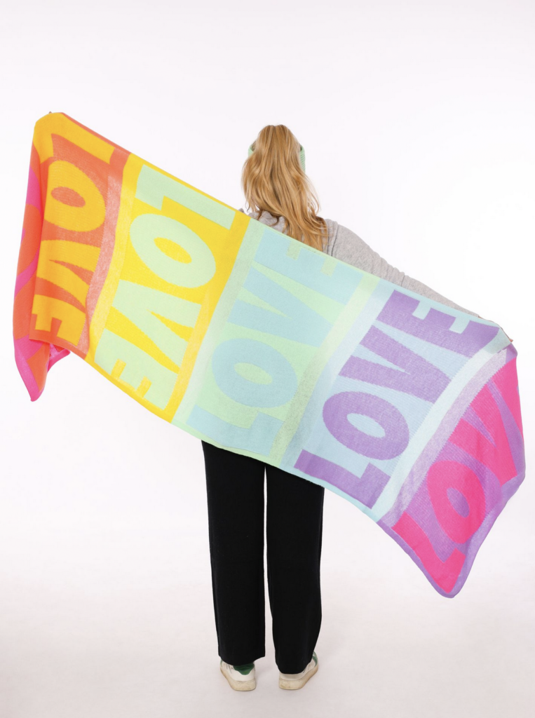 👉 “Pashmina en 100% cachemire avec inscription LOVE en couleurs fluo, ultra-doux et lumineux.”