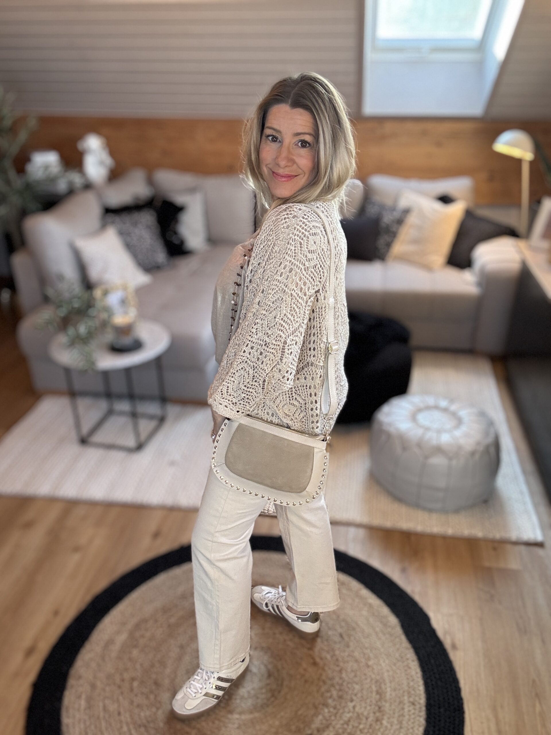“Jean crème léger et fluide, parfait pour un look d’été lumineux et confortable.”