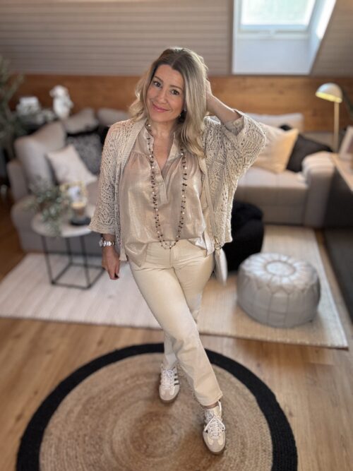 “Jean crème léger et fluide, parfait pour un look d’été lumineux et confortable.”