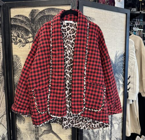 “Veste à carreaux rouge/noir ou blanc/noir, doublée d’un imprimé léopard, 100% coton, look tendance et original.”