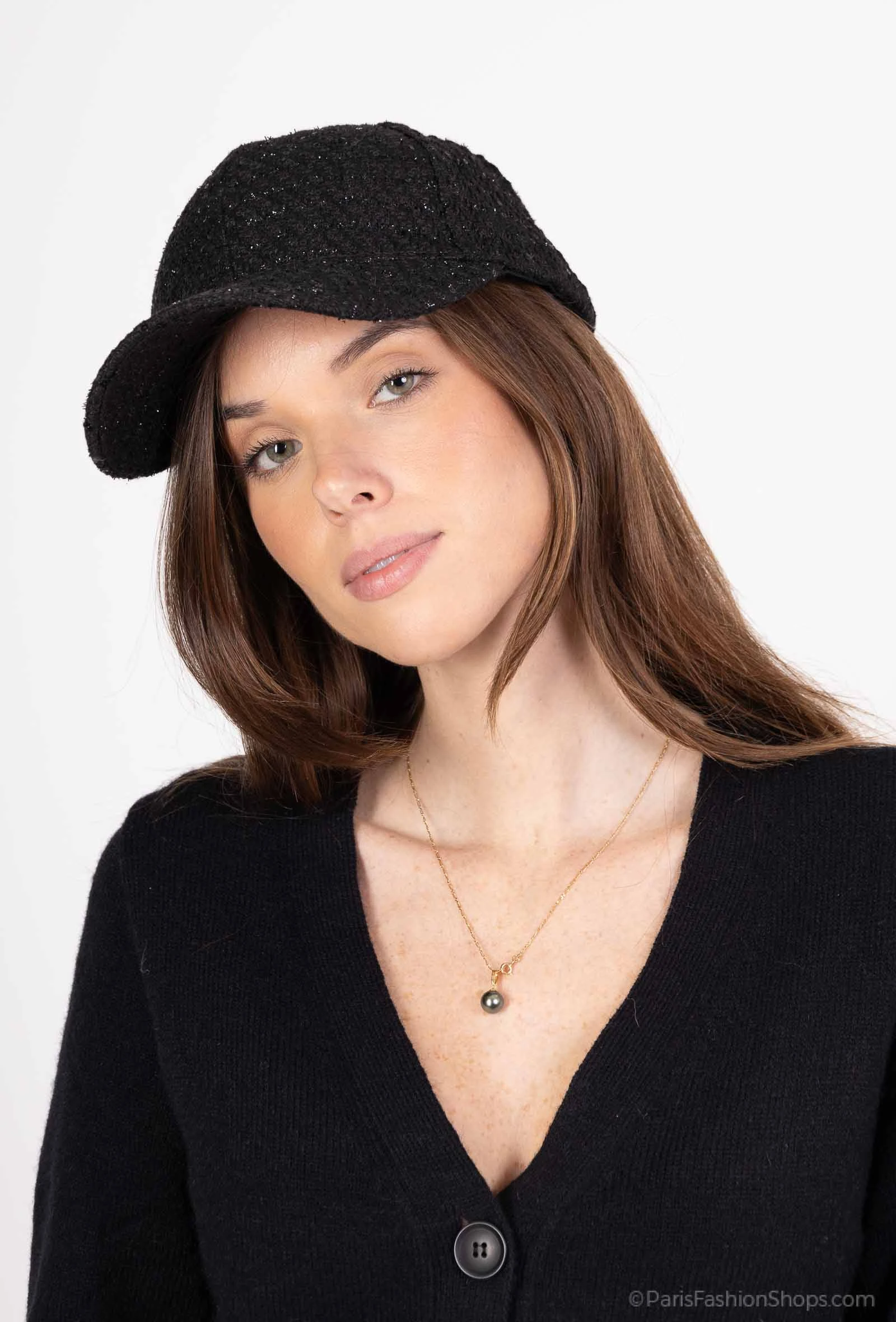 “Casquette noire à paillettes scintillantes, ajustable et tendance, parfaite pour un look chic et audacieux.”