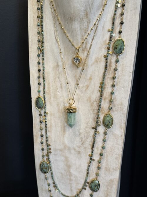 “Collection de 4 colliers : 2 sautoirs en turquoise africaine, 1 pendentif Zag avec amulette, 1 collier cœur zirconium brillant.”