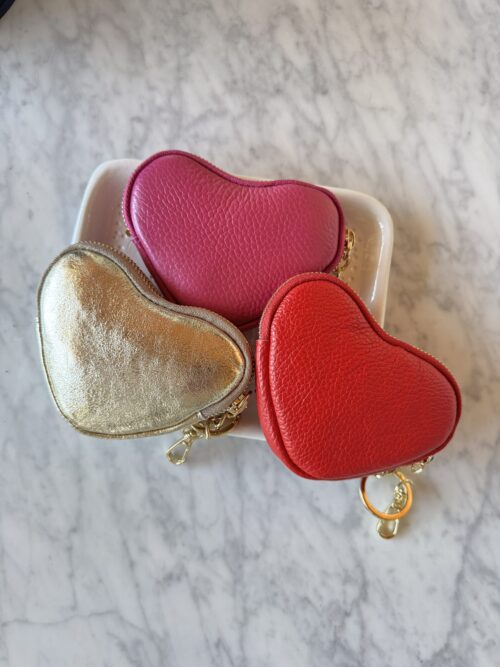 “Mini portemonnaies en cuir en forme de cœur, avec accroche sac, coloris or, rouge ou rose, fabrication italienne.”