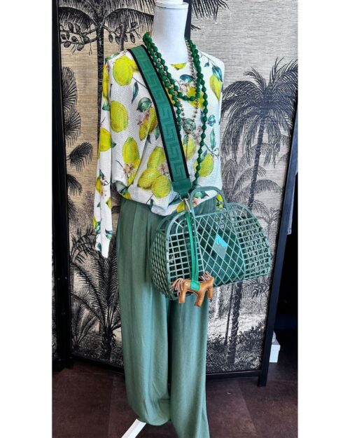 Look Positano en vert sauge et blouse citron, mannequin