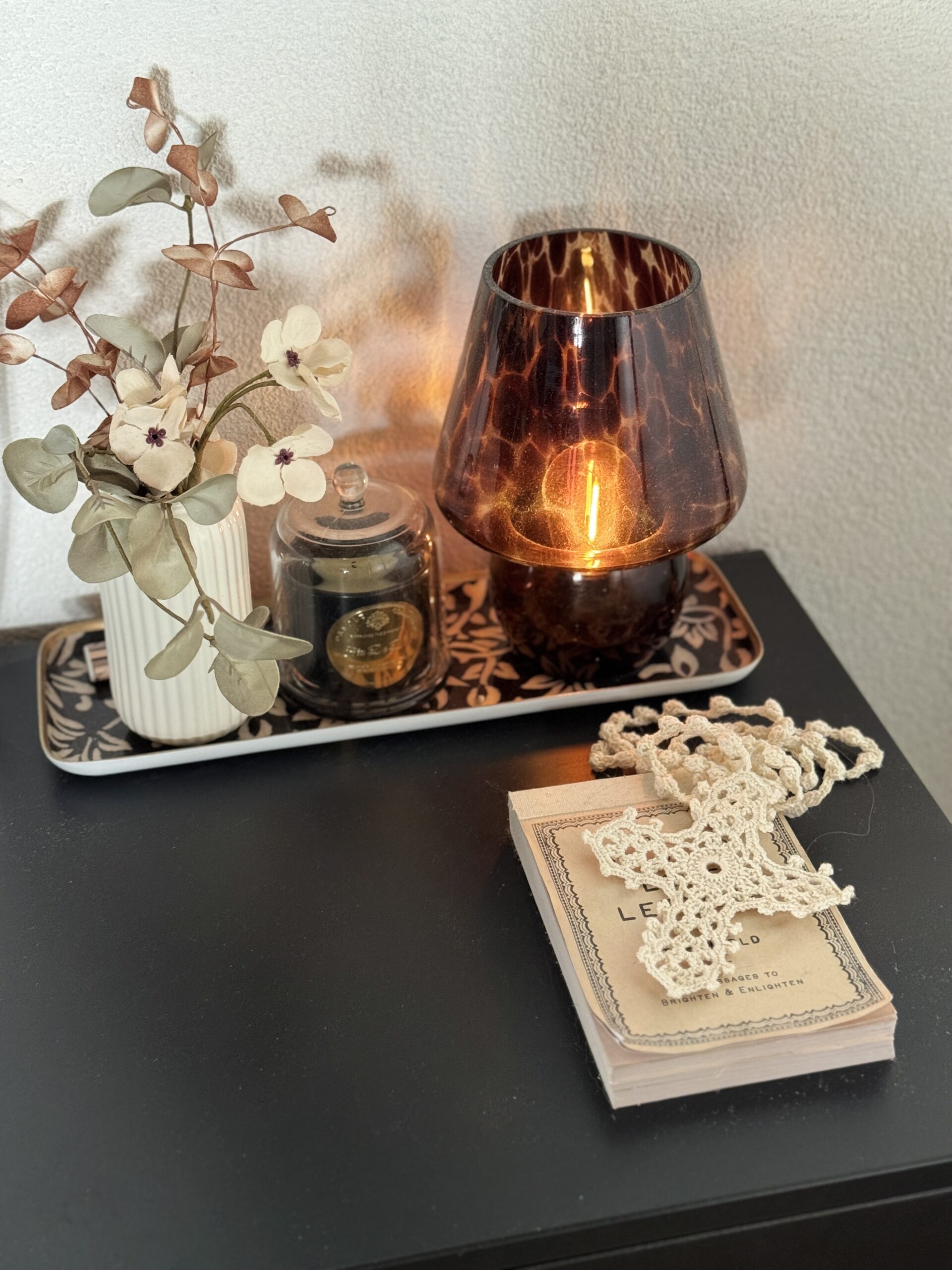 Lampe décorative en verre léopard sans fil posée sur une table en bois
