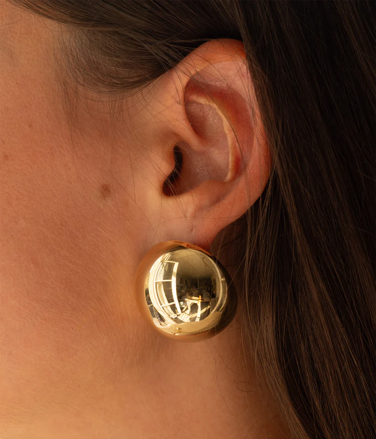 Boucles d’oreilles demi-sphère Zag portées – version argentée et dorée