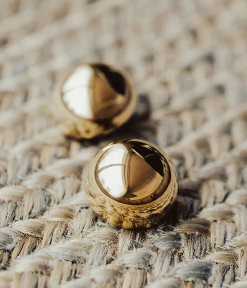 Boucles d’oreilles demi-sphère Zag portées – version argentée et dorée