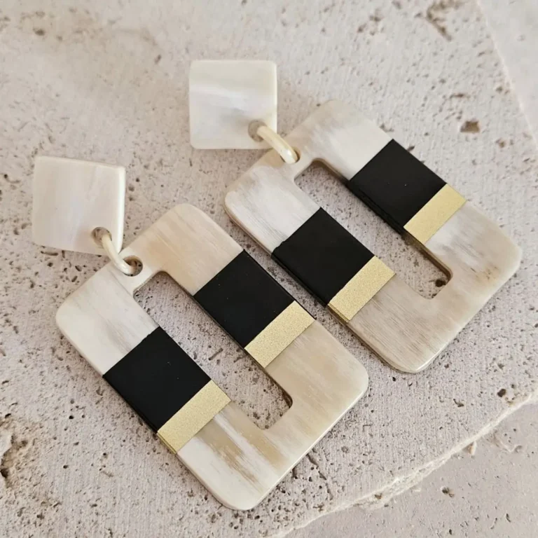 Boucles d'oreilles en corne de buffle laqué noir ou blanc – Image 2