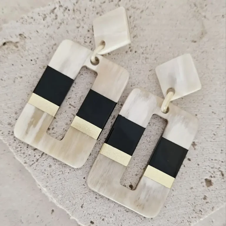 Boucles d'oreilles en corne de buffle laqué noir ou blanc – Image 3