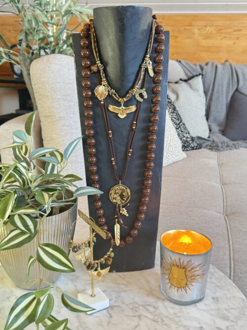 Colliers marrons "Cheyenne" dans un style bohème chic