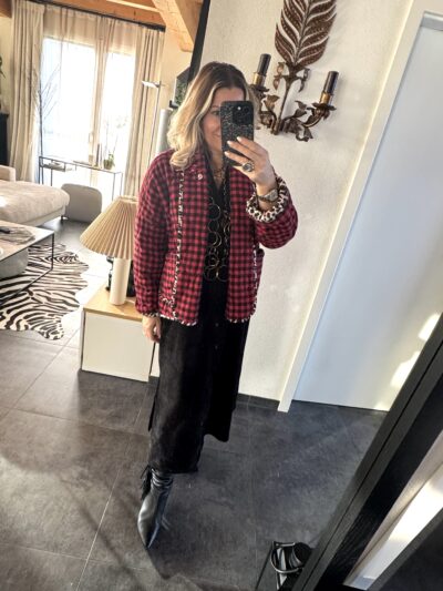 Veste à carreaux rouge et noire