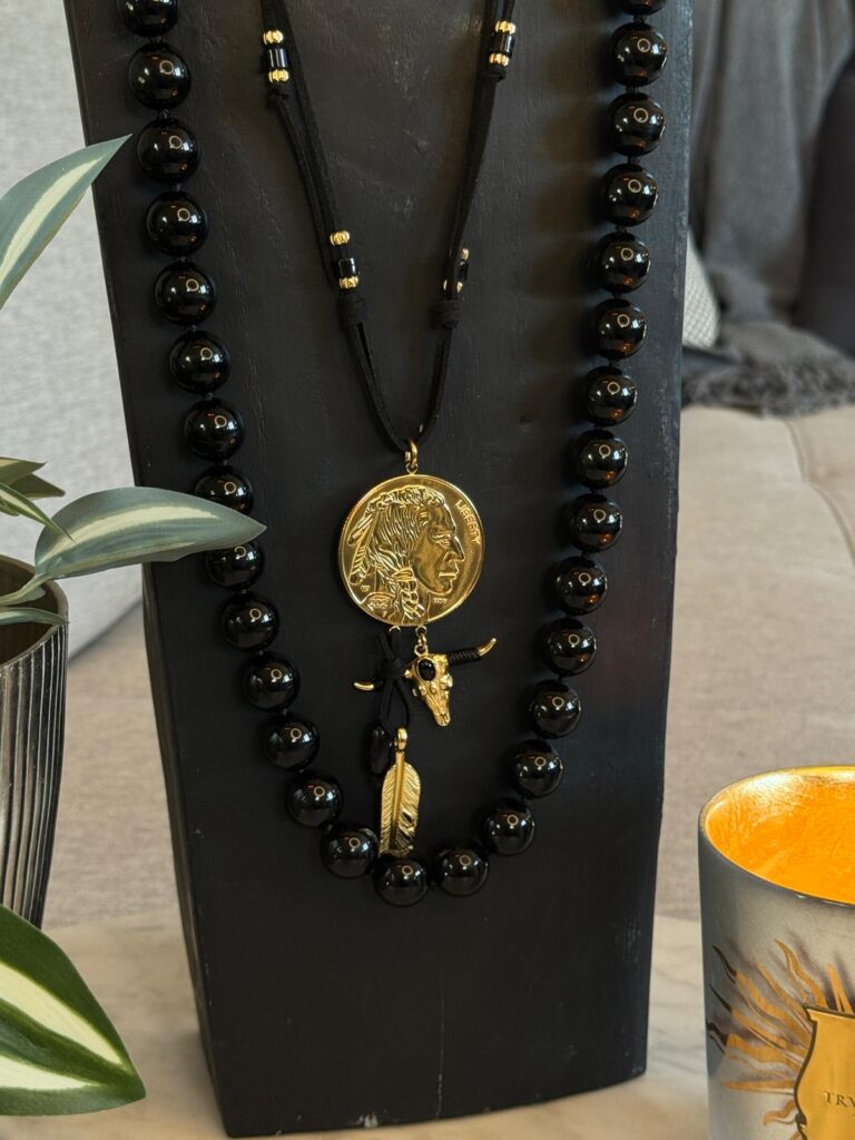 Colliers noirs "Cheyenne" dans un style bohème chic – Image 3