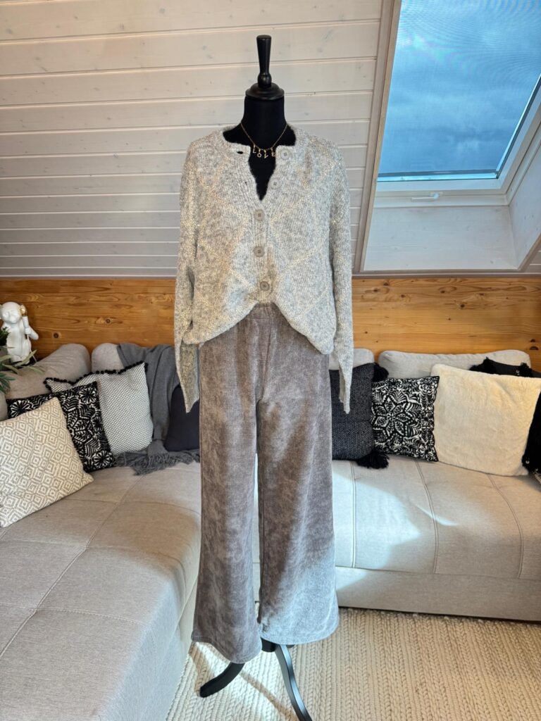 Gilet à strass - Douceur et brillance – Image 3