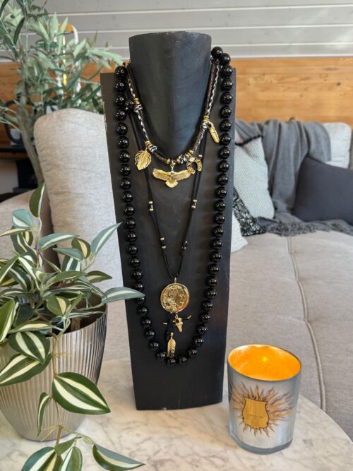 Colliers noirs "Cheyenne" dans un style bohème chic