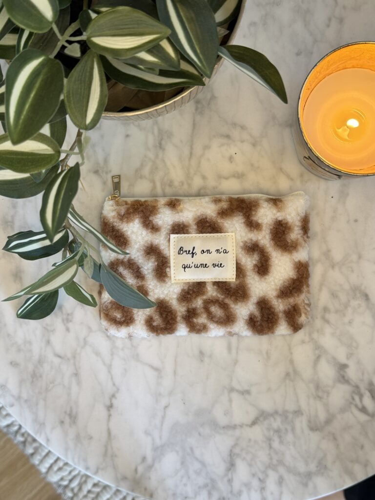 ✨ Pochette “Bref, on n’a qu’une vie” en moumoute ✨ – Image 4