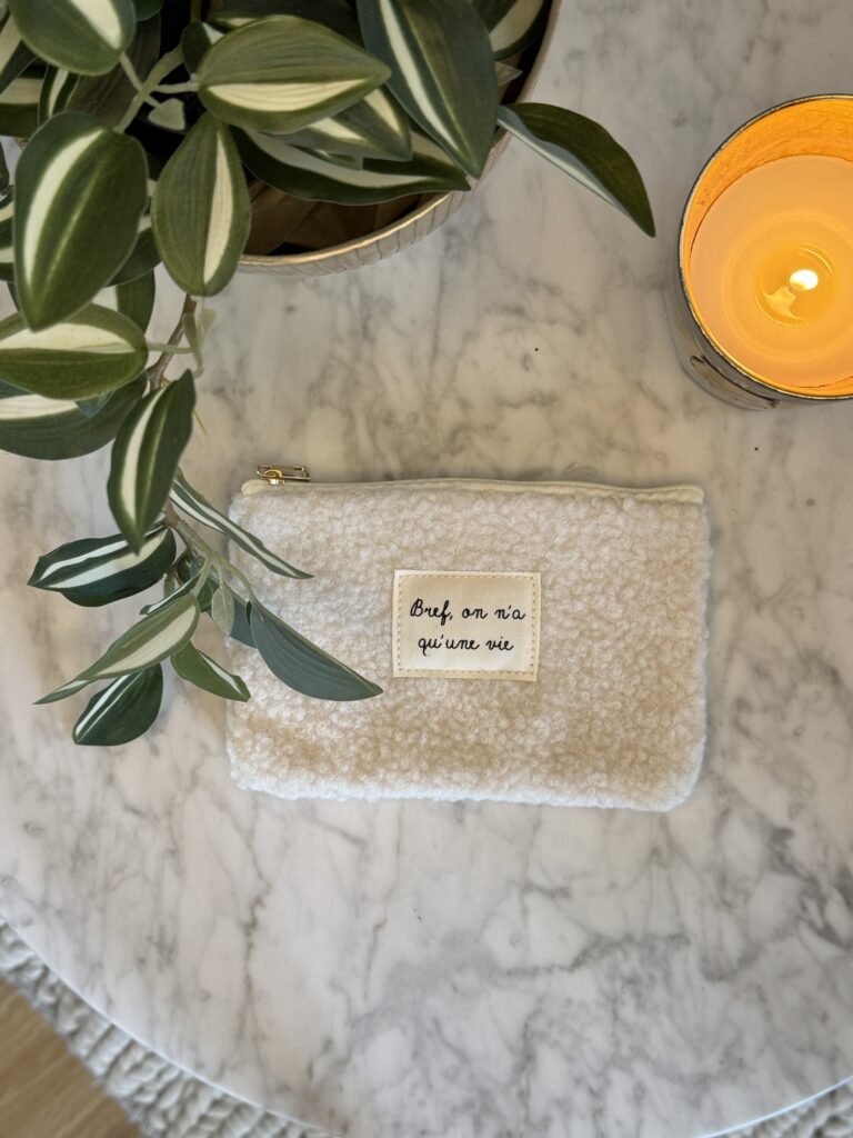✨ Pochette “Bref, on n’a qu’une vie” en moumoute ✨ – Image 2