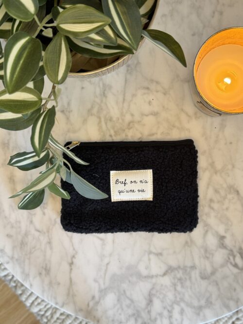✨ Pochette “Bref, on n’a qu’une vie” en moumoute ✨