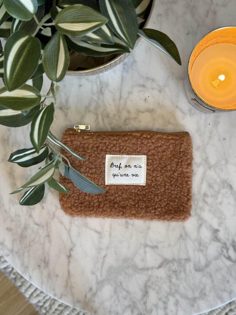 ✨ Pochette “Bref, on n’a qu’une vie” en moumoute ✨ – Image 3